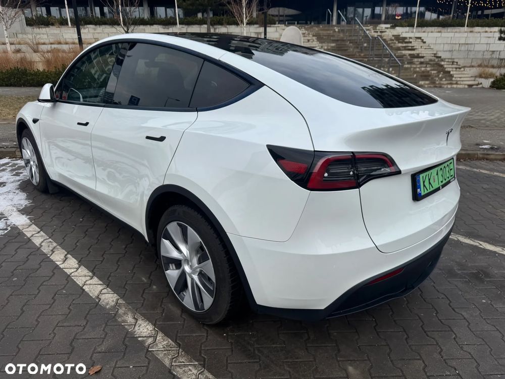 Tesla Model Y - 4
