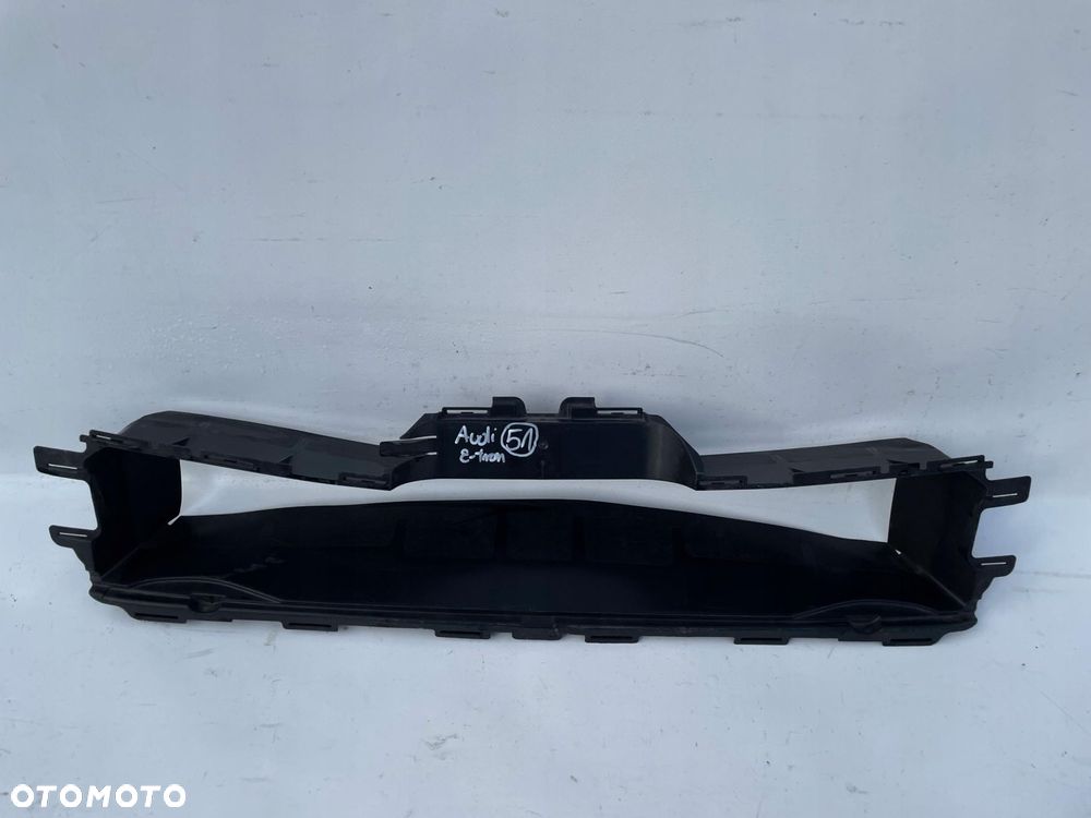 KIEROWNICA POWIETRZA WLOT AUDI E- TRON 4KE121285 - 2