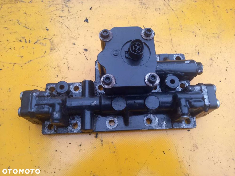 Blok zaworowy rewersu Deutz Fahr Agrotron 180.7 - 1