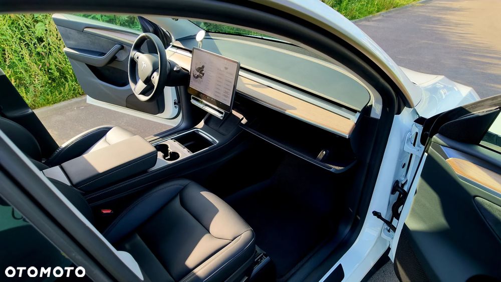 Tesla Model Y - 17