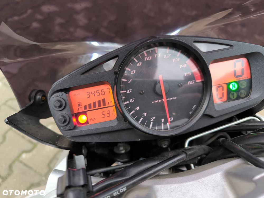 Suzuki GSR - 4