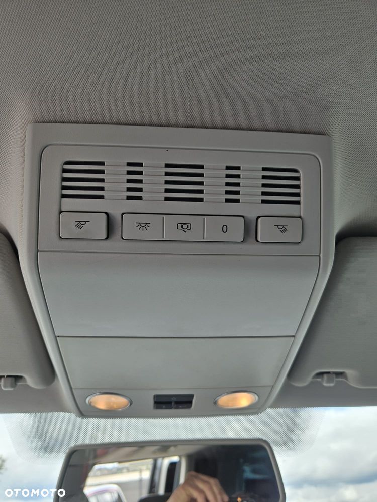 Volkswagen Multivan - 33