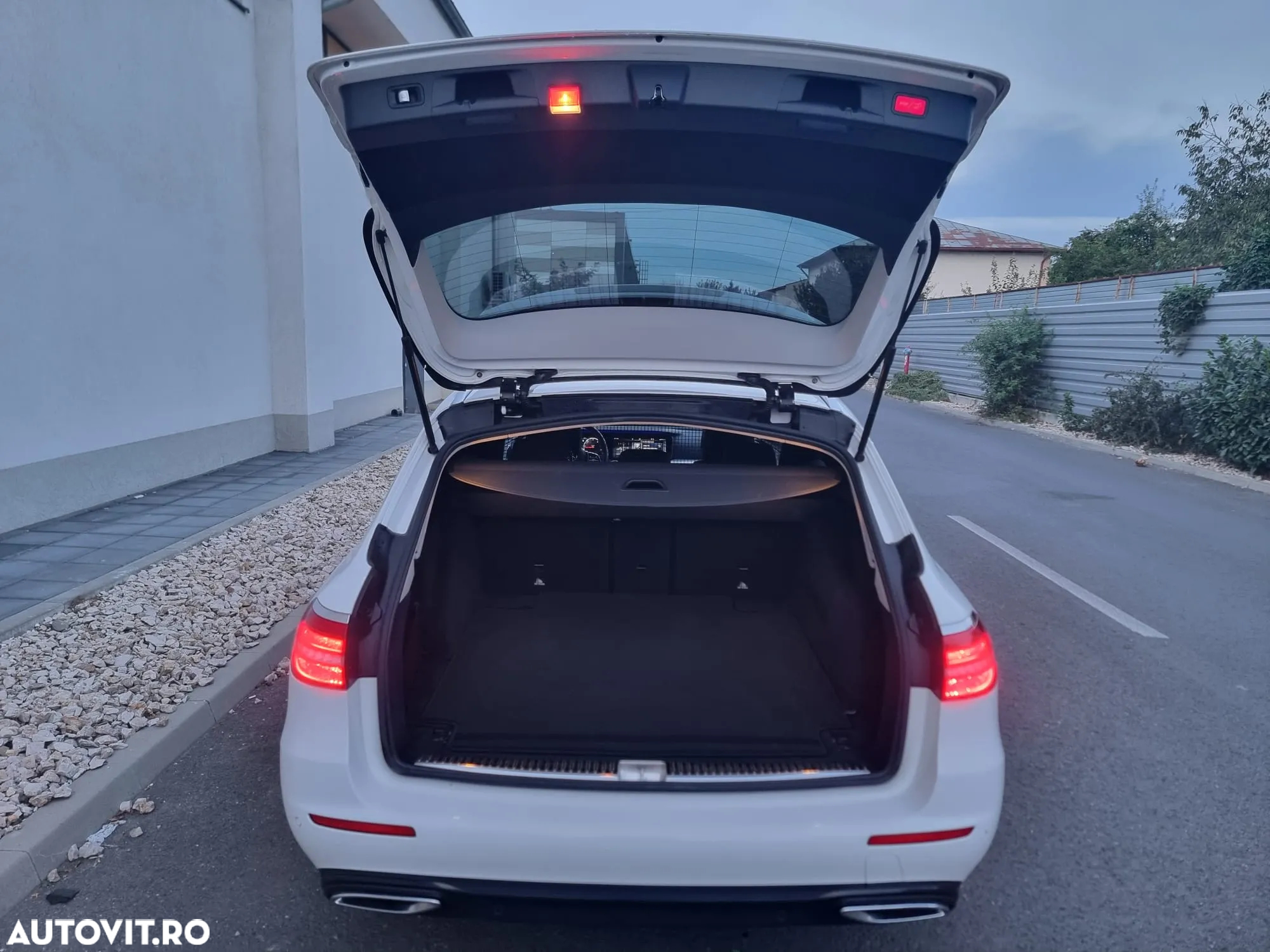 Mercedes-Benz E 220 d T 9G-TRONIC Avantgarde - 13