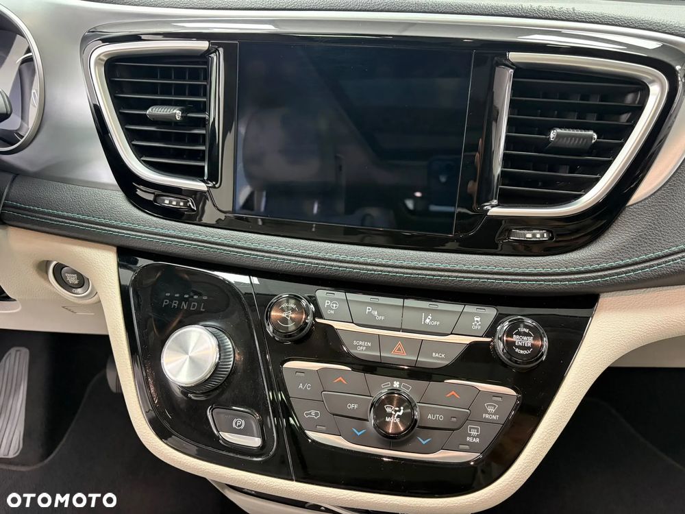 Chrysler Pacifica - 12