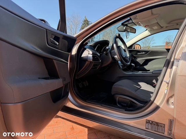 Jaguar XE 2.0 D Pure - 7