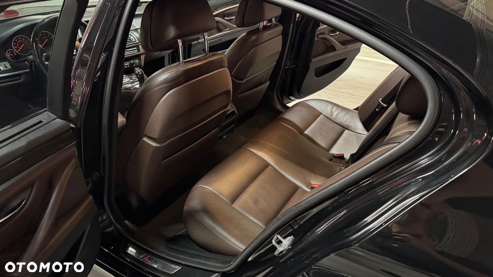 BMW Seria 5 550i xDrive - 13