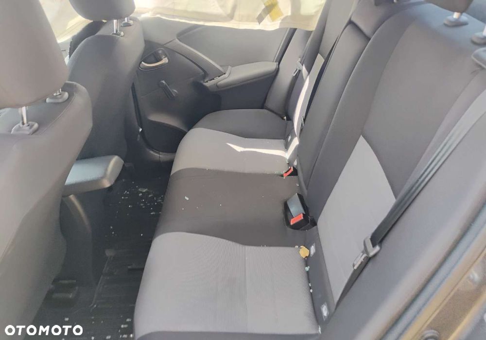 Toyota Avensis - 10