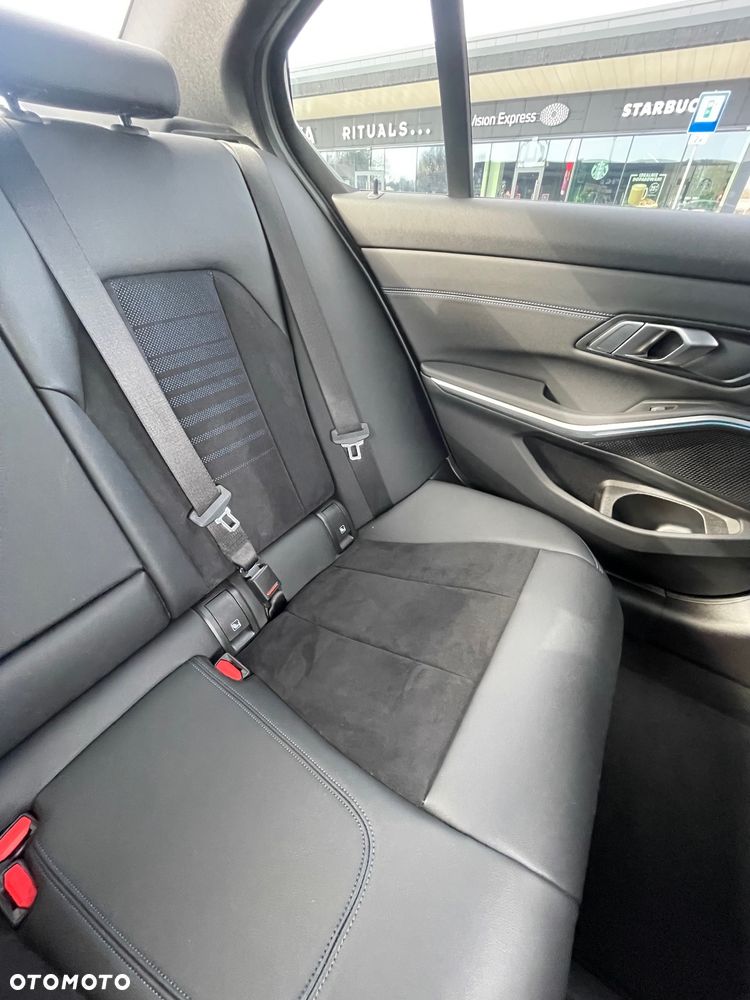 BMW Seria 3 318i M Sport - 31