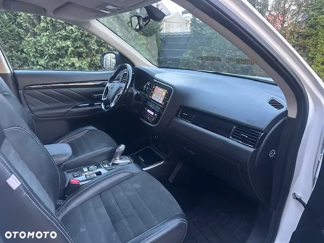 Mitsubishi Outlander 2.0 4WD Plug-In Hybrid - 17