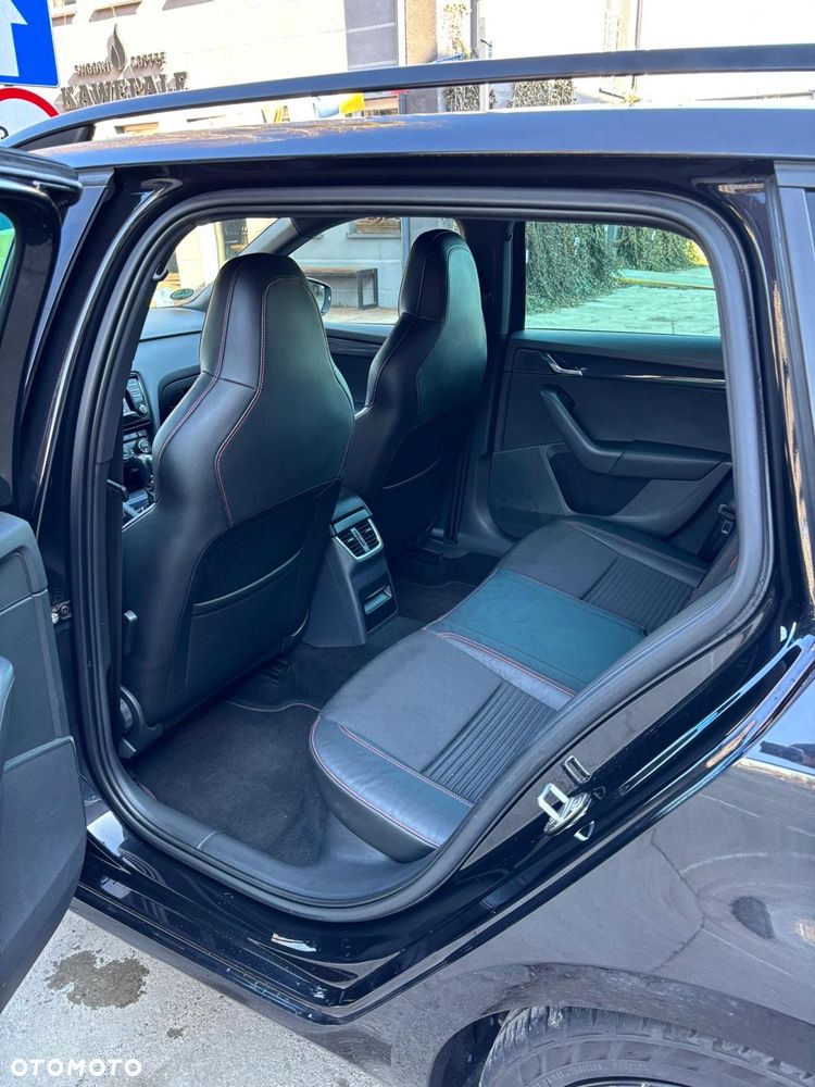 Skoda Octavia 2.0 TDI DSG RS - 32