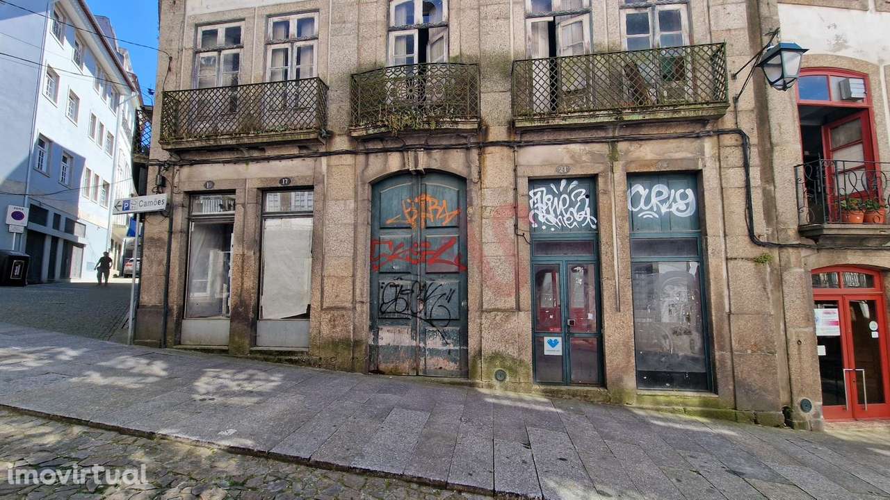 Prédio Urbano com Comércio e Habitação no Coração de Guimarães - Grande imagem: 3/25