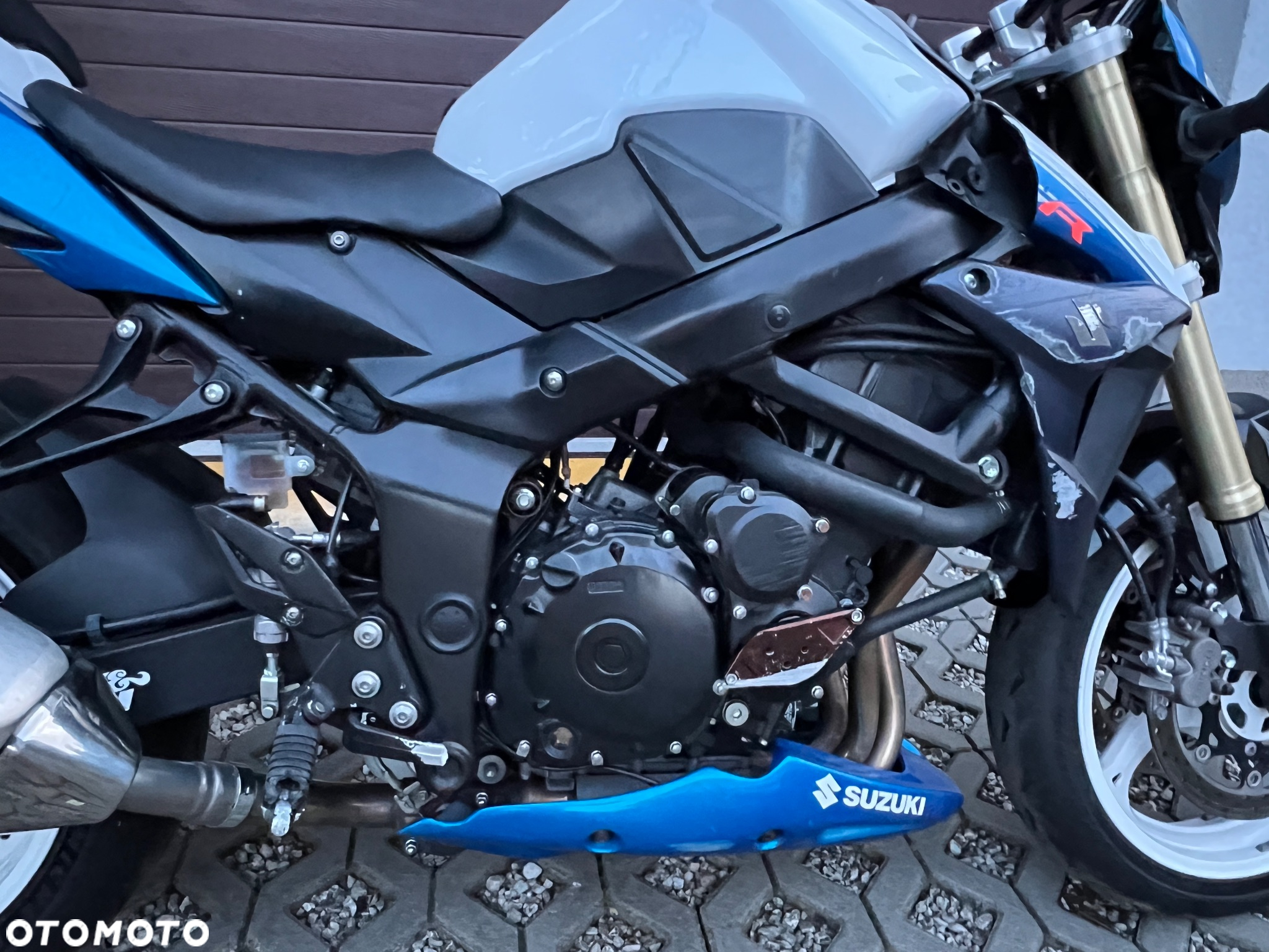 Suzuki GSR - 7