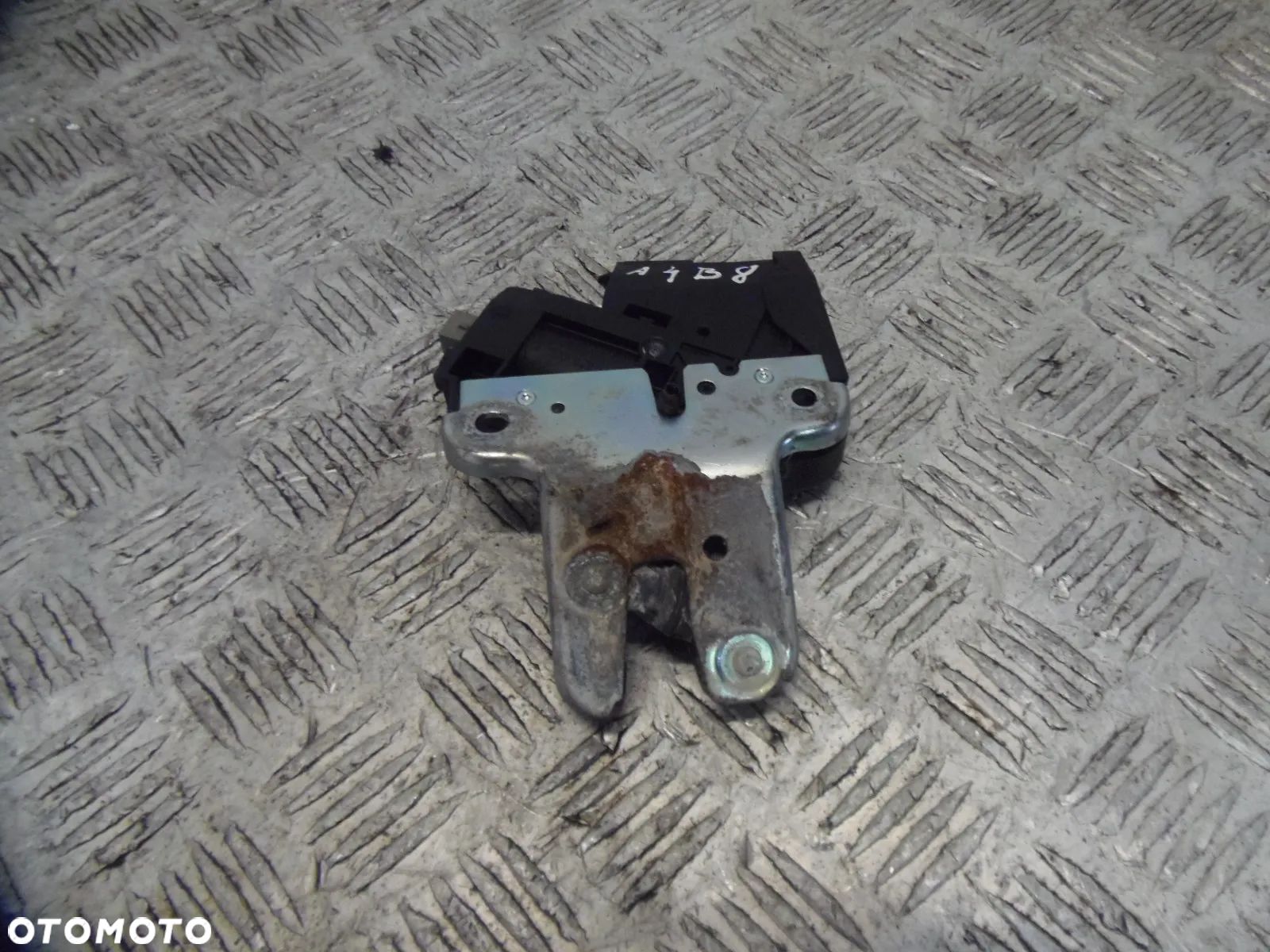 AUDI A4 B8 ZAMEK KLAPY TYLNEJ - 1