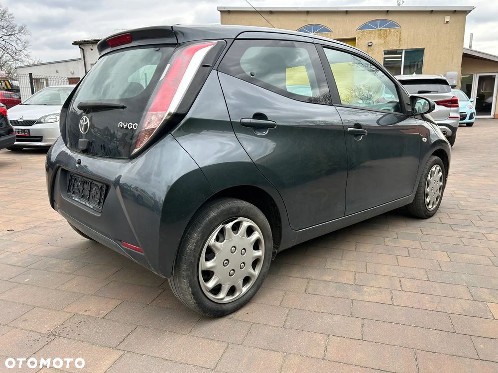 Toyota Aygo x-play - 3