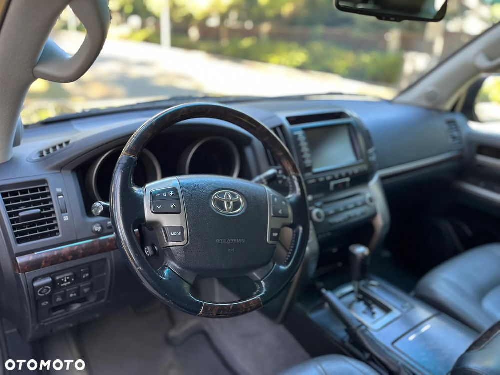 Toyota Land Cruiser - 22