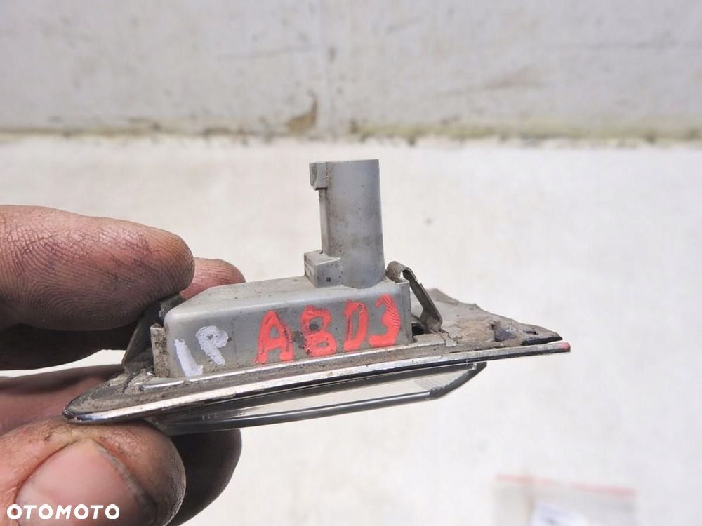 LISTWA KIERUNKOWSKAZ BŁOTNIKA LEWY LZ9W AUDI A8 D3 - 2