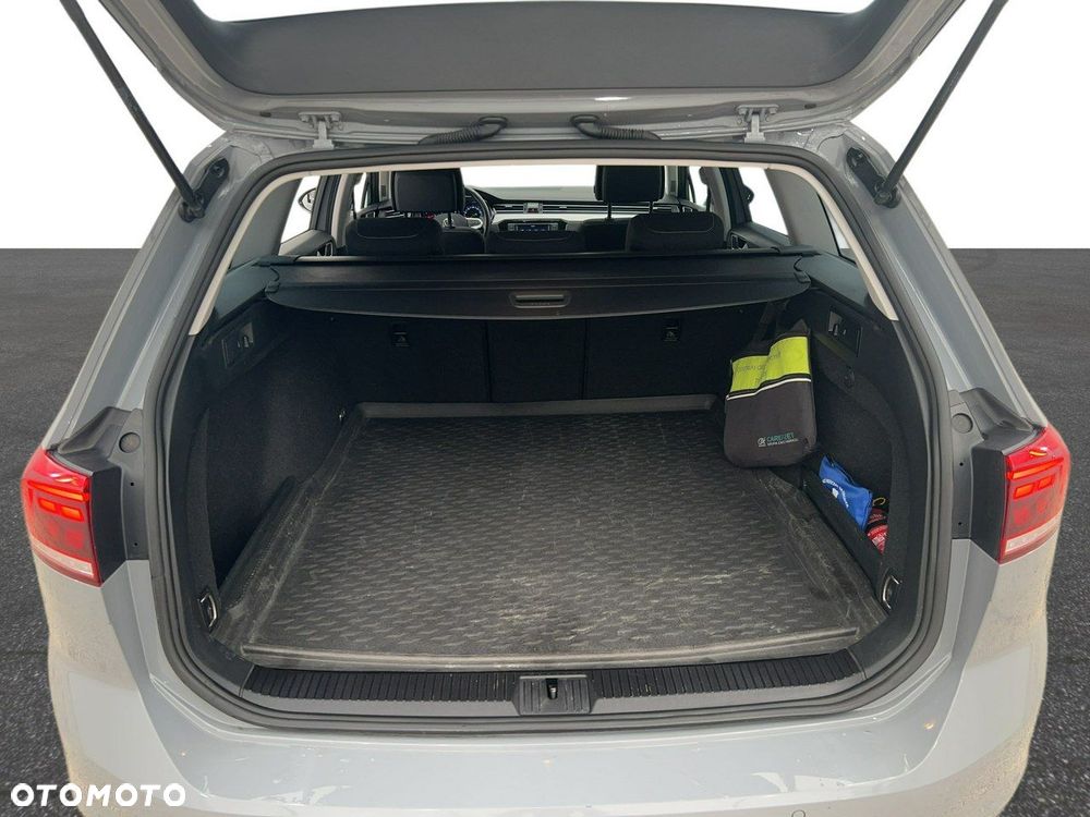 Volkswagen Passat - 11