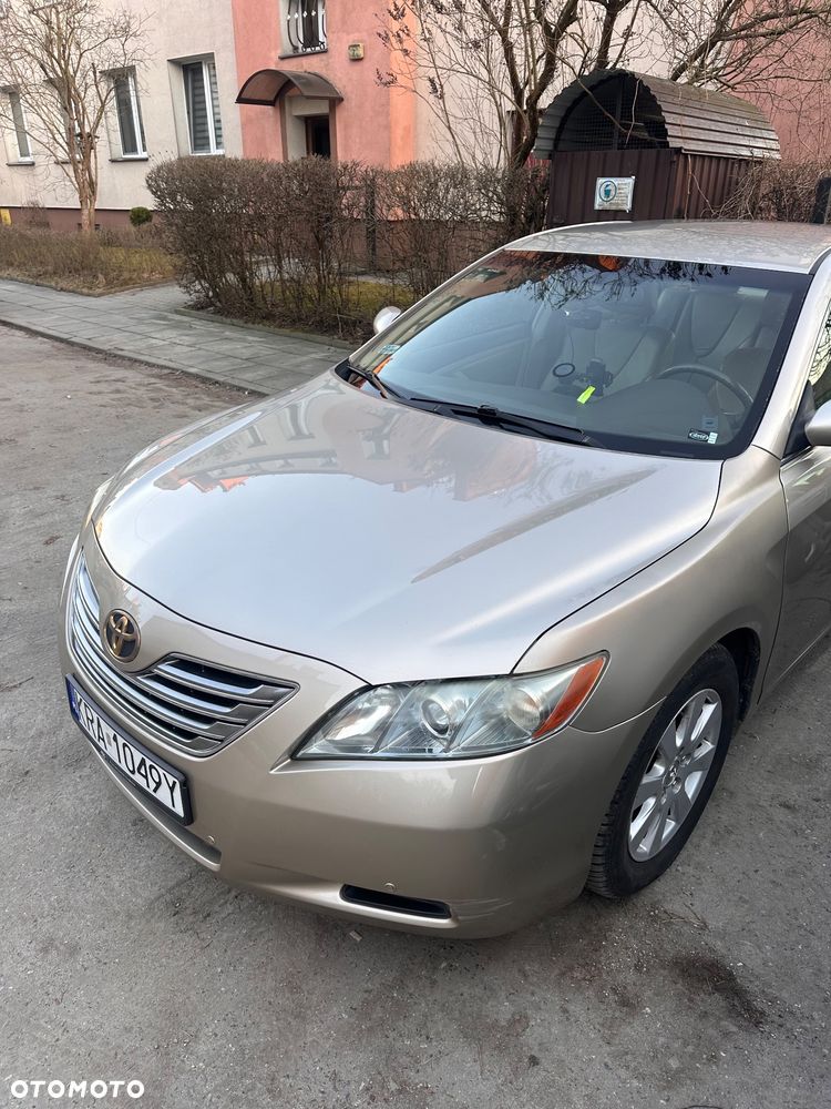Toyota Camry - 4
