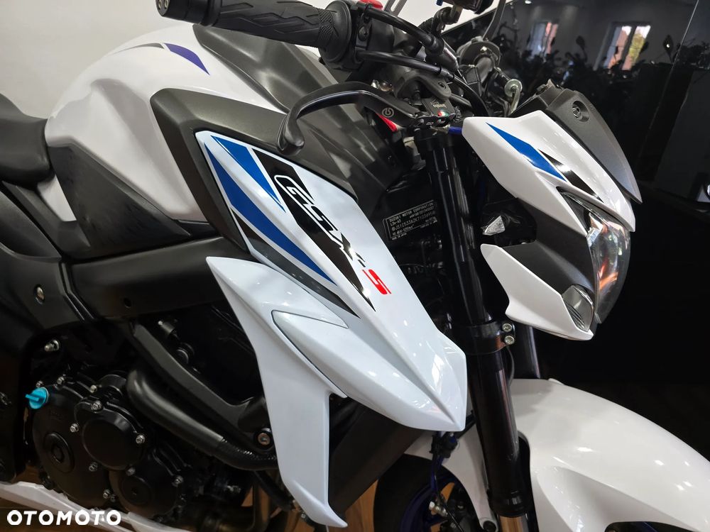 Suzuki GSX - 24