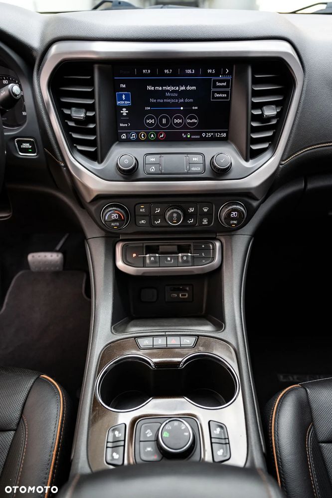 GMC Acadia - 17