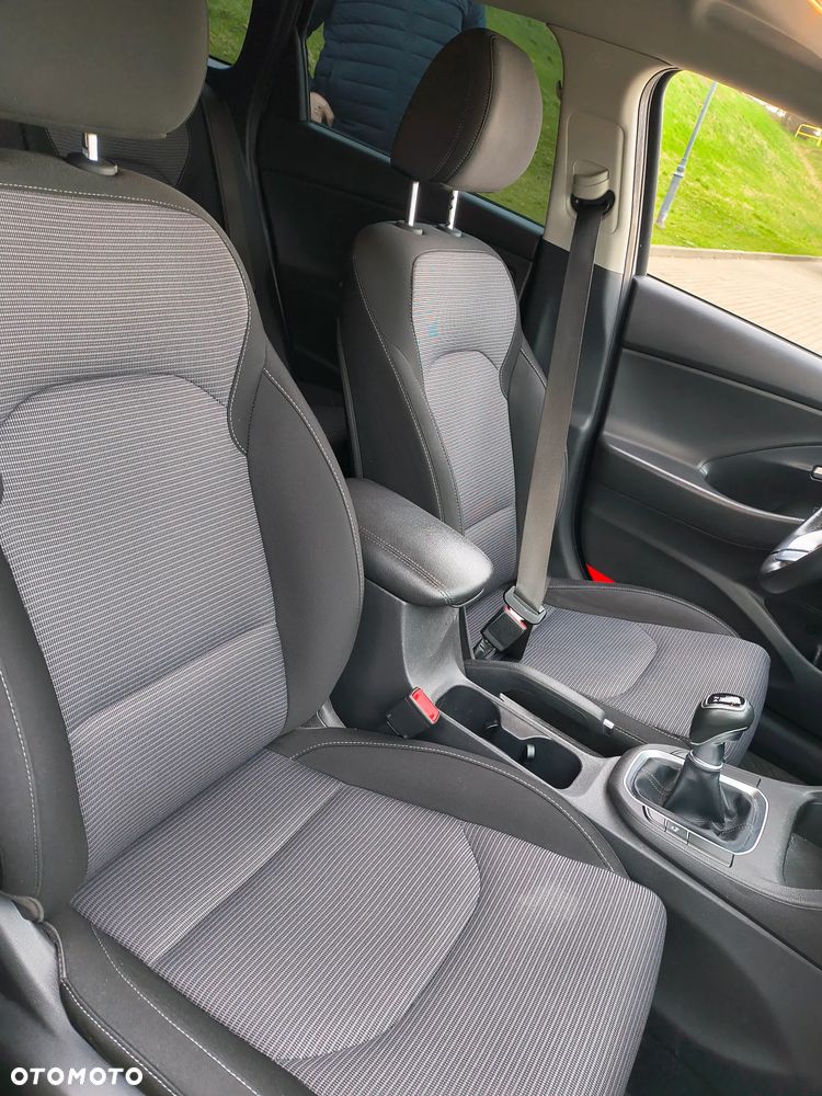 Hyundai i30 1.6 D Classic + - 28