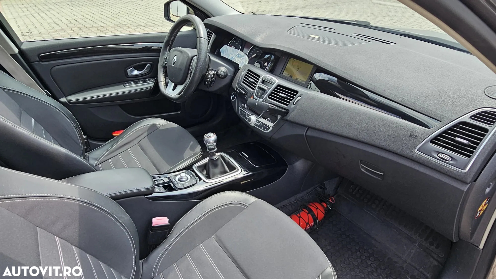 Renault Laguna dCi 110 FAP Bose Edition - 10