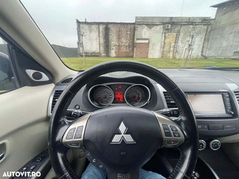 Mitsubishi Outlander 2.2 DI-D 4WD Invite - 17