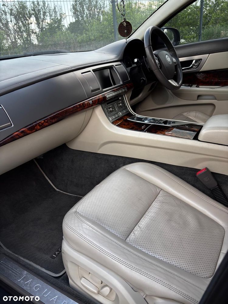 Jaguar XF 3.0 V6 D Premium Luxury - 7