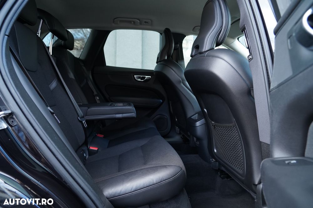 Volvo XC 60 B4 MHEV AT8 AWD Momentum Pro - 25