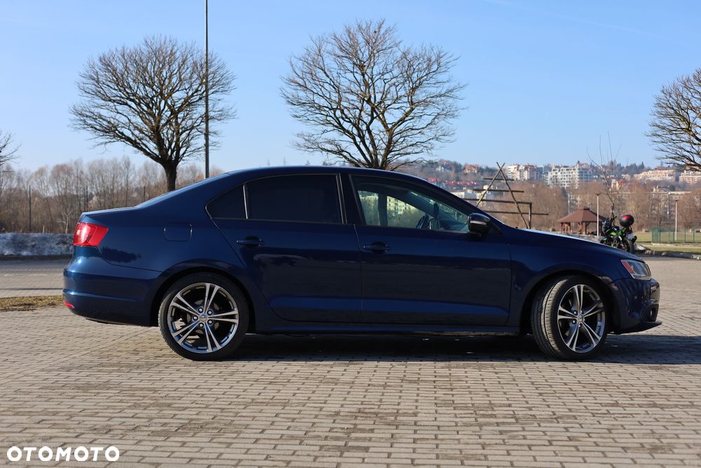 Volkswagen Jetta - 2