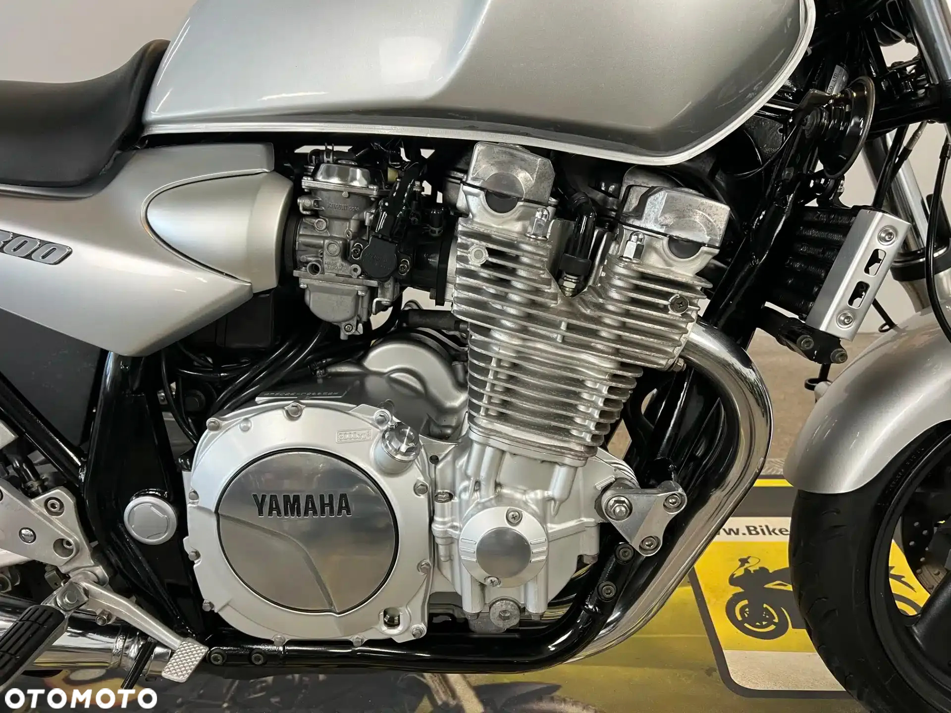 Yamaha XJR - 12