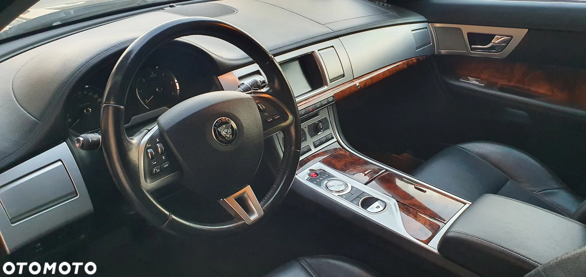 Jaguar XF - 11