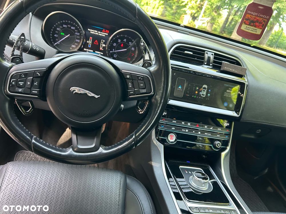 Jaguar XE 2.0 T Portfolio - 9