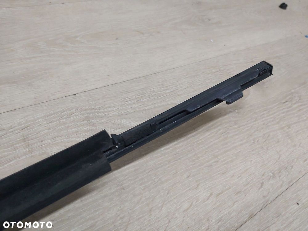 Toyota Prius Plus + listwa zgarniająca szyby drzwi lewy przód - 3