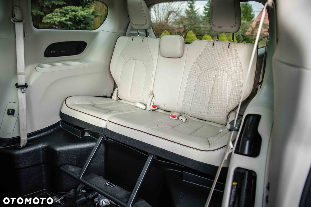 Chrysler Pacifica - 17