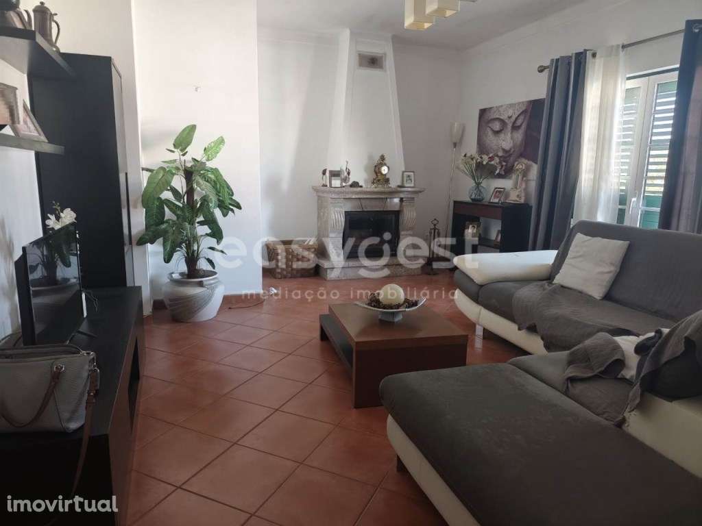 Moradia Bi-Familiar em Excelente Estado de Conservação localizada e... - Grande imagem: 2/27