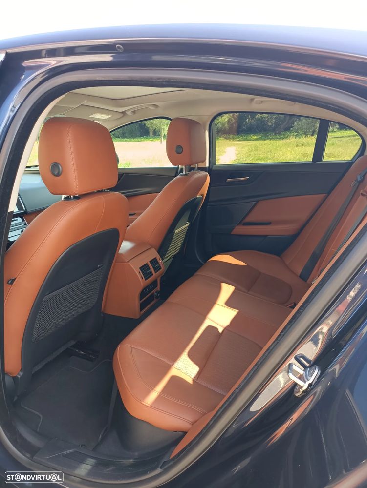 Jaguar XE 20d Aut. Portfolio - 17