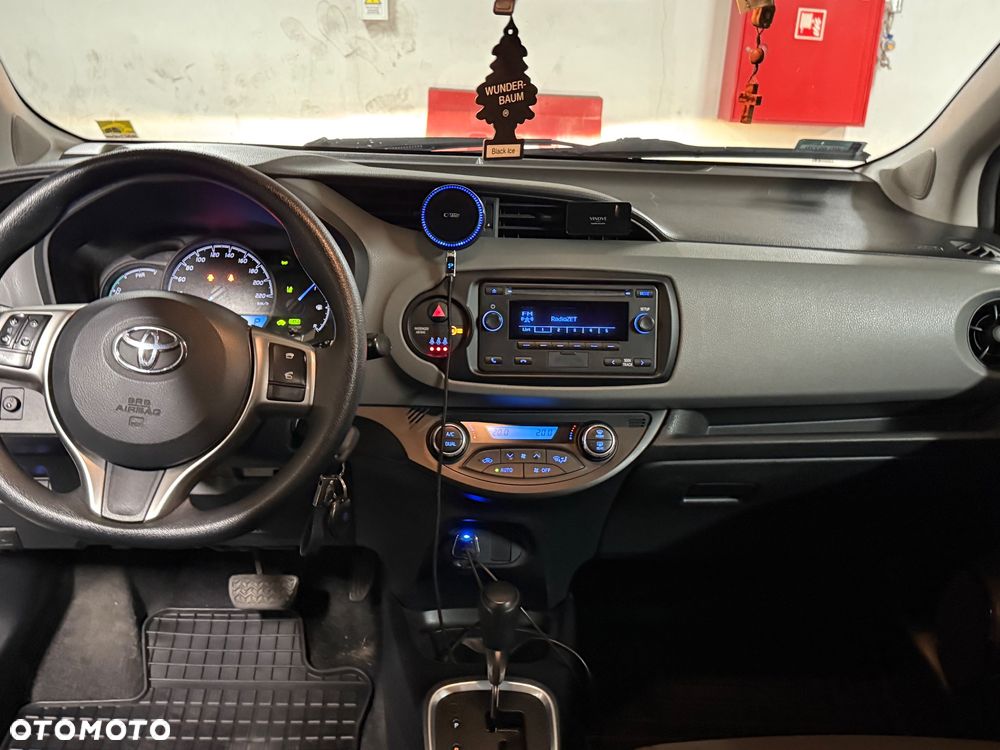 Toyota Yaris Hybrid 100 Dynamic - 10