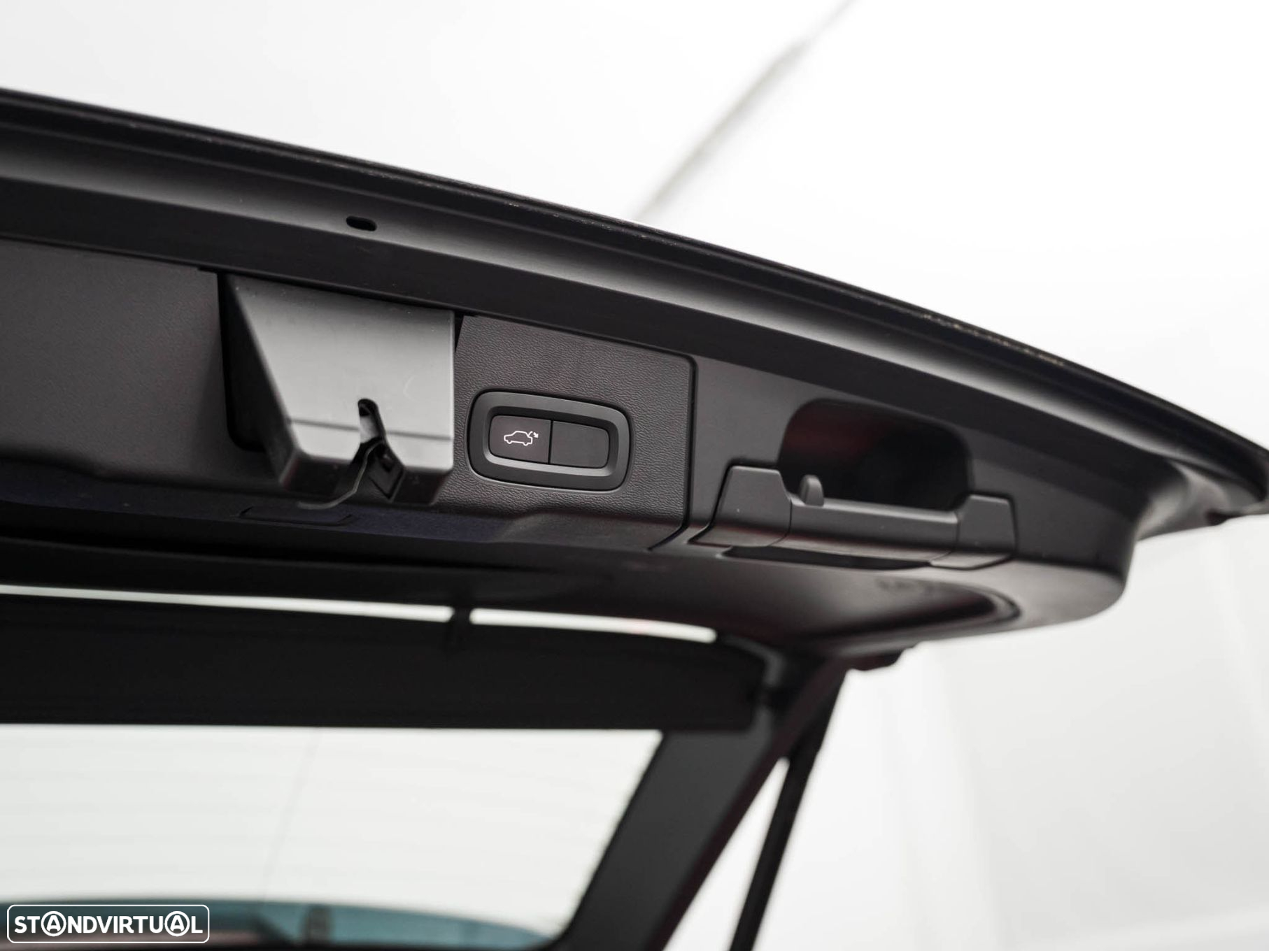 Volvo XC 60 2.0 T8 PHEV Momentum Plus AWD - 13