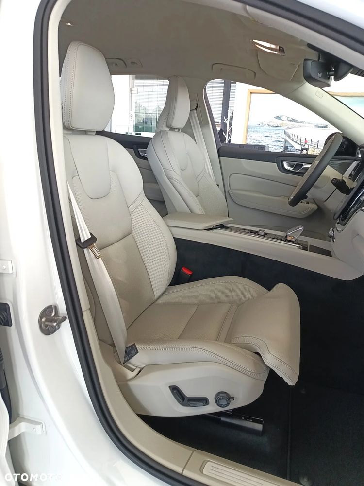 Volvo XC 60 B5 B AWD Plus Dark - 8