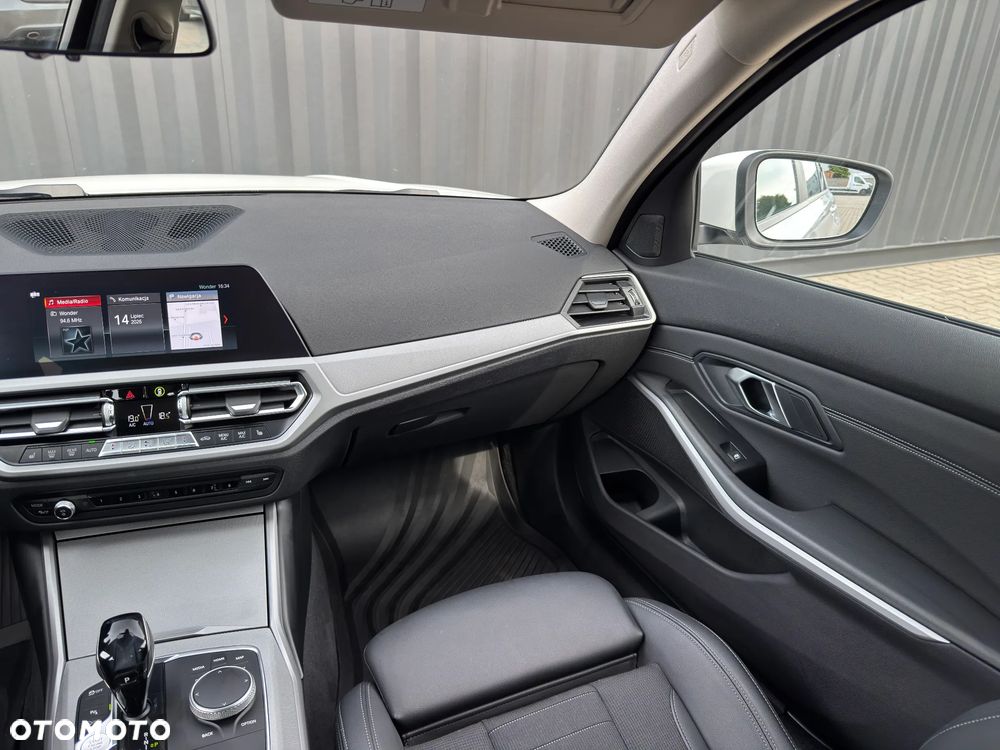 BMW Seria 3 320d xDrive - 28