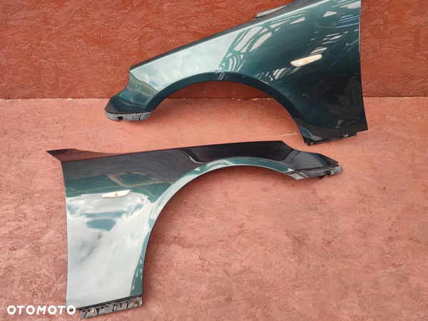 BMW E60 / E60 LCI / E61 / E61 LCI. ORYGINALNE BŁOTNIKI LEWE / PRAWE, W KOL. TIEFGRUEN METALLIC O KODZIE LAKIERU A43 O NR: 7 111 429 / 7 111 430 / 7 111 373 / 7 111 374 OEM. W BARDZO DOBRYM STANIE.
