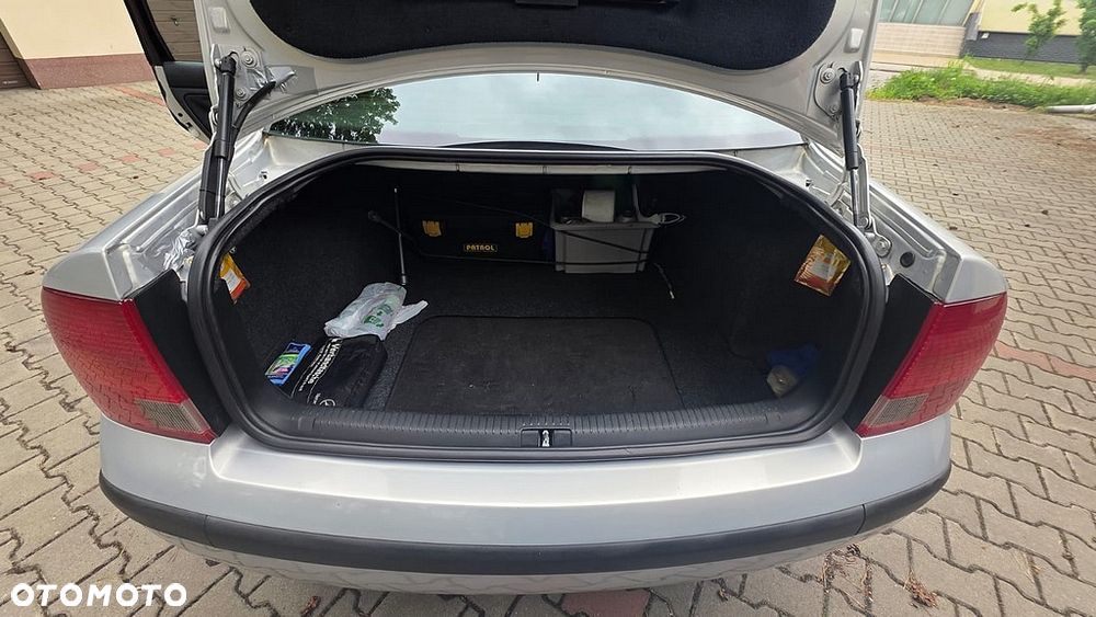 Volkswagen Passat 1.9 TDI Comfortline - 13