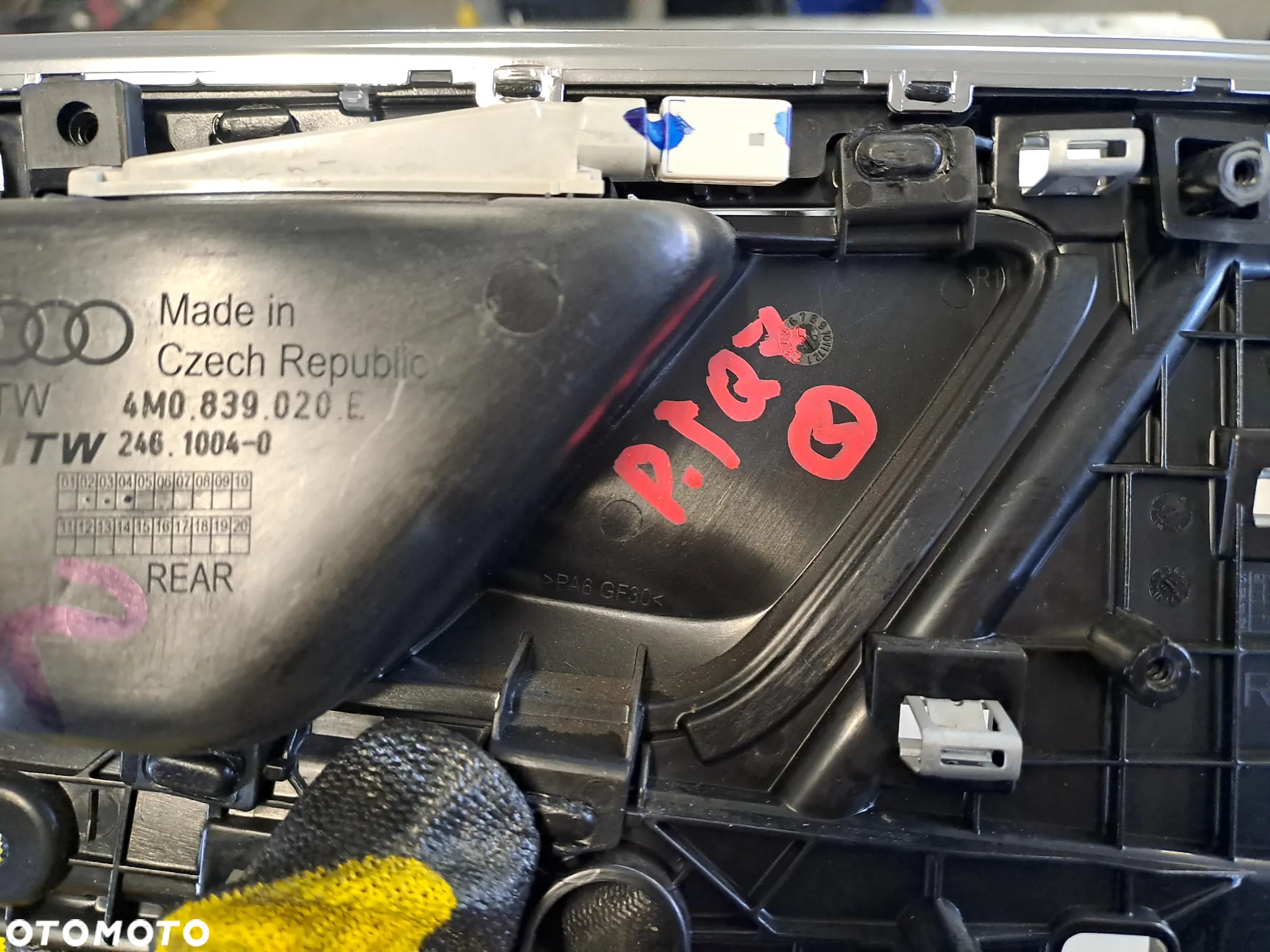 AUDI Q7 4M 16r KLAMKA DRZWI PRAWY TYŁ 4M0839020E - 2