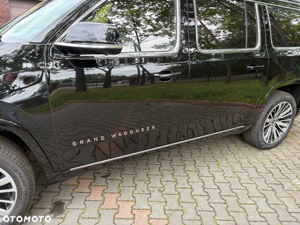 Jeep Grand Wagoneer - 19