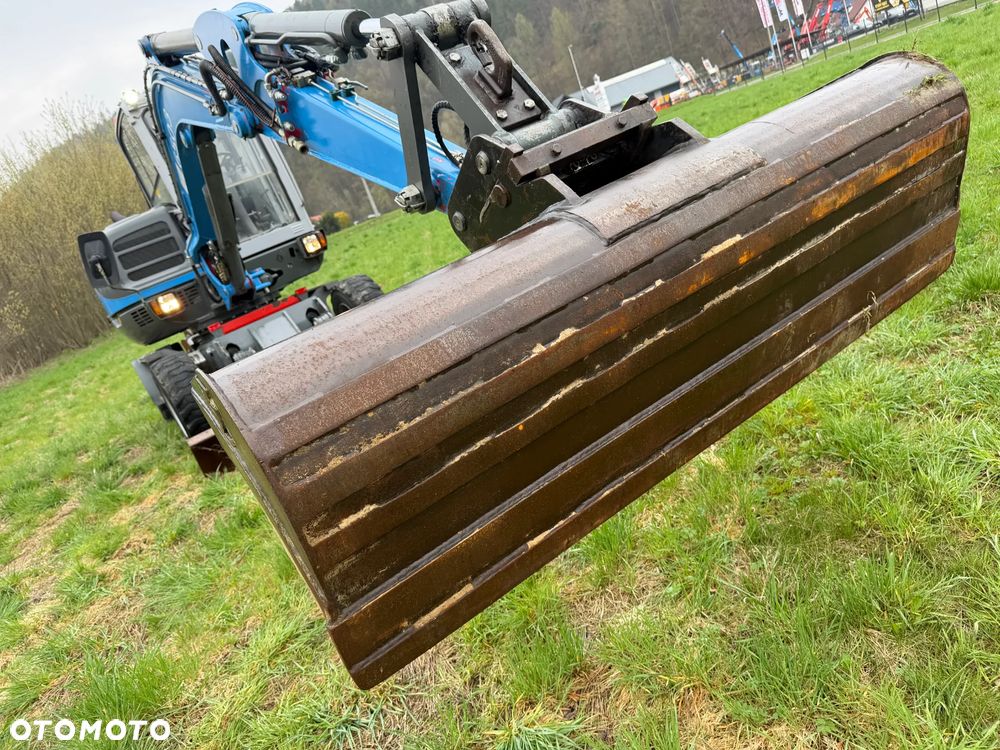 Wacker Neuson 6503 Koparka Kołowa 7ton. Nowe Podwójne Opony z felgami dodatkowe! Niski Przebieg. Maszyna w Bardzo ładnym Stanie. Pochodzi z Komuny Norweskiej. Silnik YANMAR 65KM. Zero luzów wycieków 2 łyżki Okazja. Maszyna pracowała sporadycznie przy lekkich pracach publicznych. Zero zużycia. Dekra 2026r Dokumentacja. Stabilizatory. Zamki na tłokach. 3 sekcje Hydrauliczne. Szybka wolna Jazda. Silnik YANMAR - 34