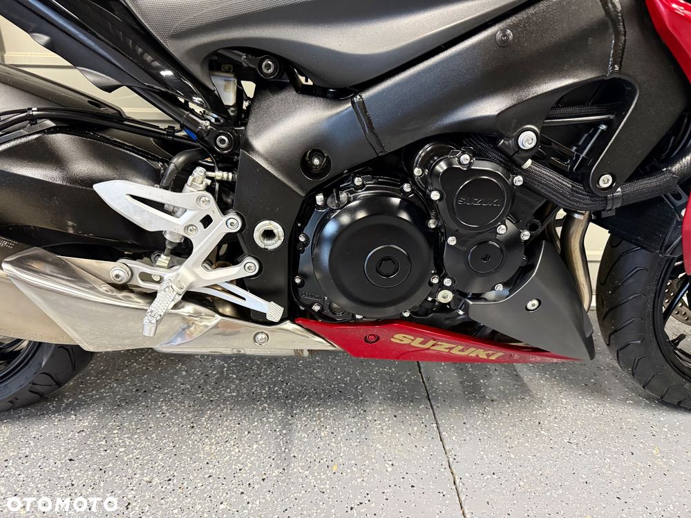 Suzuki GSX - 6