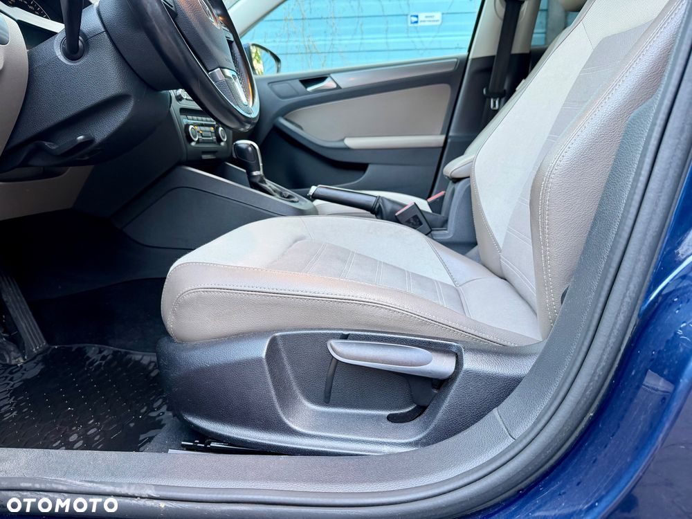 Volkswagen Jetta 1.6 TDI Highline DSG - 11