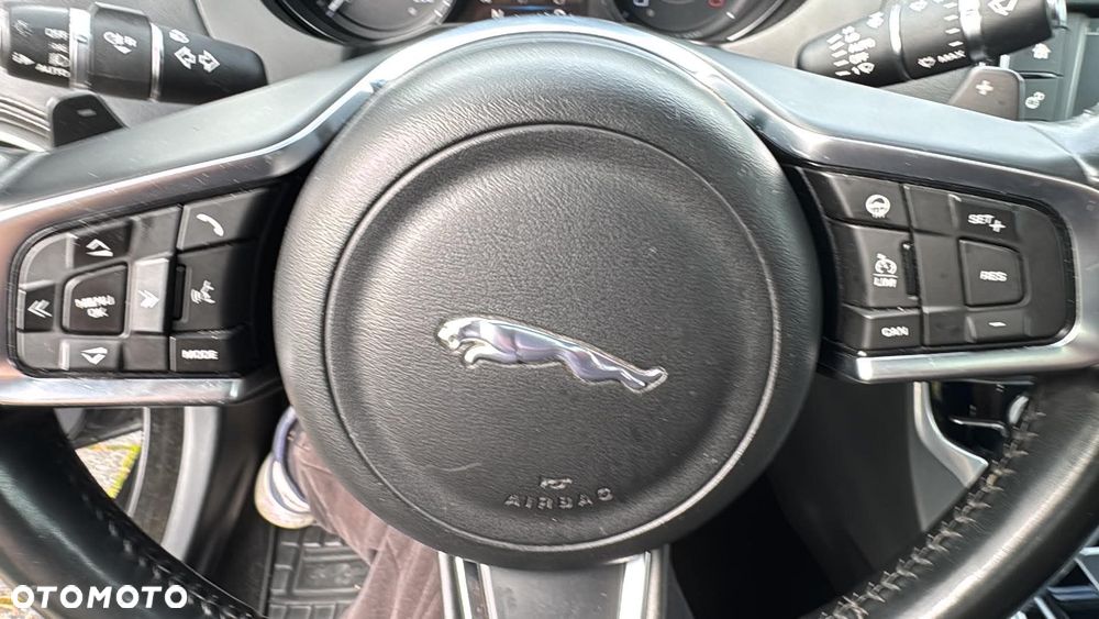 Jaguar XE 2.0 D R-Sport - 12