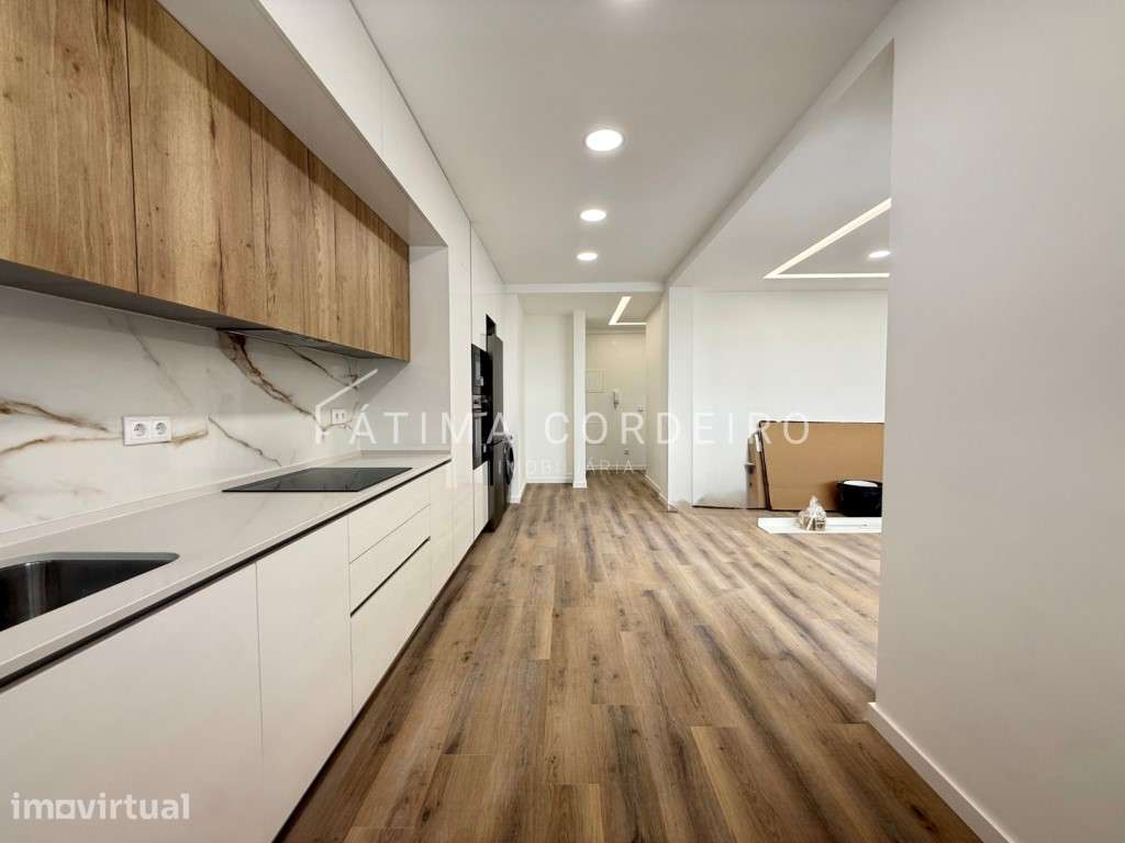 Fantástico T2 com 95m2 Remodelado com arrecadação no centro da Cost... - Grande imagem: 2/24